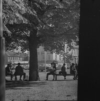Passanten auf Bänken an der Neuen Wache, 1968. SW-Foto © Kurt Schwarz. :: Industriesalon Schöneweide :: museum-digital:berlin