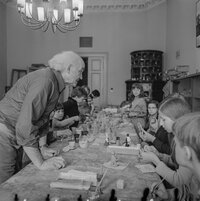 Kinder und Heinz Worner beim Modellieren mit Ton, 1974. SW-Foto © Kurt Schwarz. :: Industriesalon Schöneweide :: museum-digital:berlin