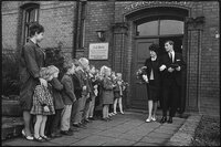 Kindergartengruppe vor Standesamt, 1968. SW-Foto © Kurt Schwarz. :: Industriesalon Schöneweide :: museum-digital:berlin