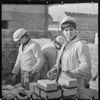 Junge Frau als Maurerlehrling auf dem Bau, 1964. SW-Foto © Kurt Schwarz. :: Industriesalon Schöneweide :: museum-digital:berlin