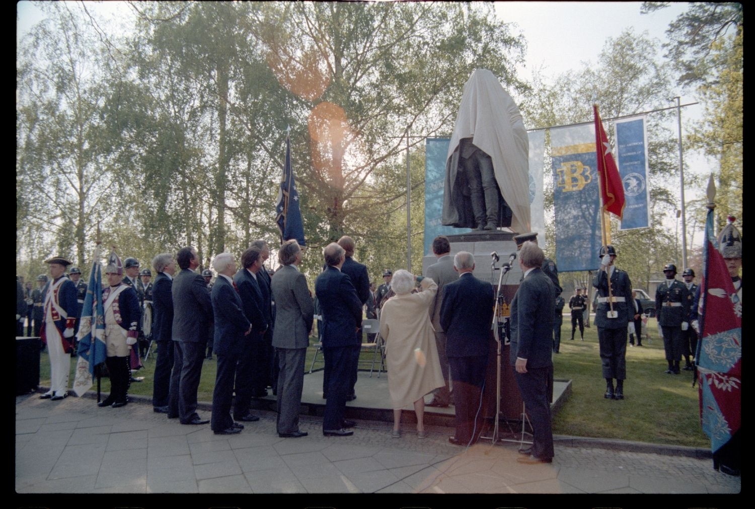 Fotografie: Enthüllung des Denkmals für General Friedrich Wilhelm Baron von Steuben an der Clayallee in Berlin-Dahlem