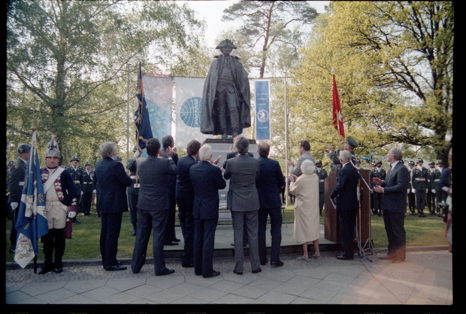 Fotografie: Enthüllung des Denkmals für General Friedrich Wilhelm Baron von Steuben an der Clayallee in Berlin-Dahlem