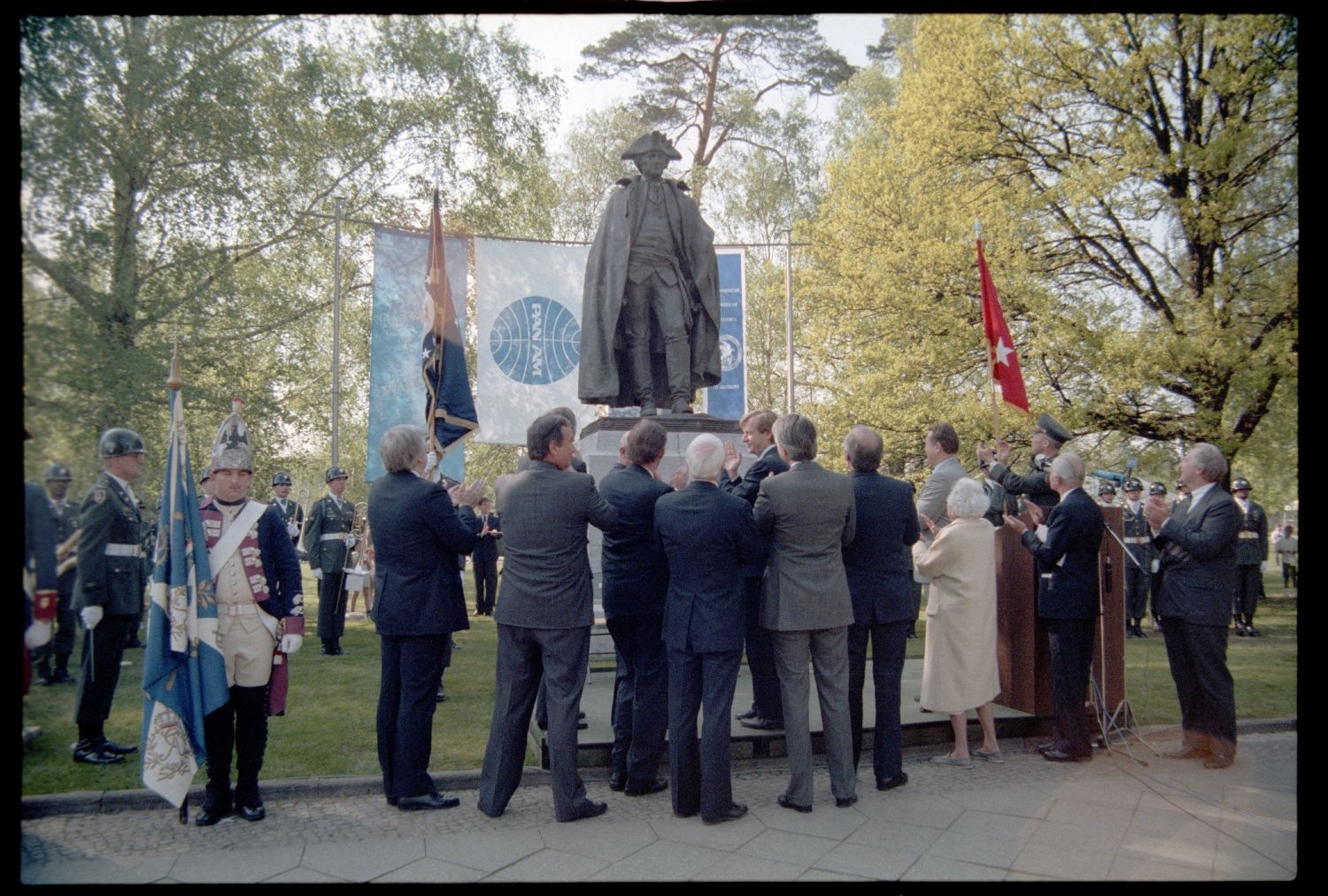 Fotografie: Enthüllung des Denkmals für General Friedrich Wilhelm Baron von Steuben an der Clayallee in Berlin-Dahlem