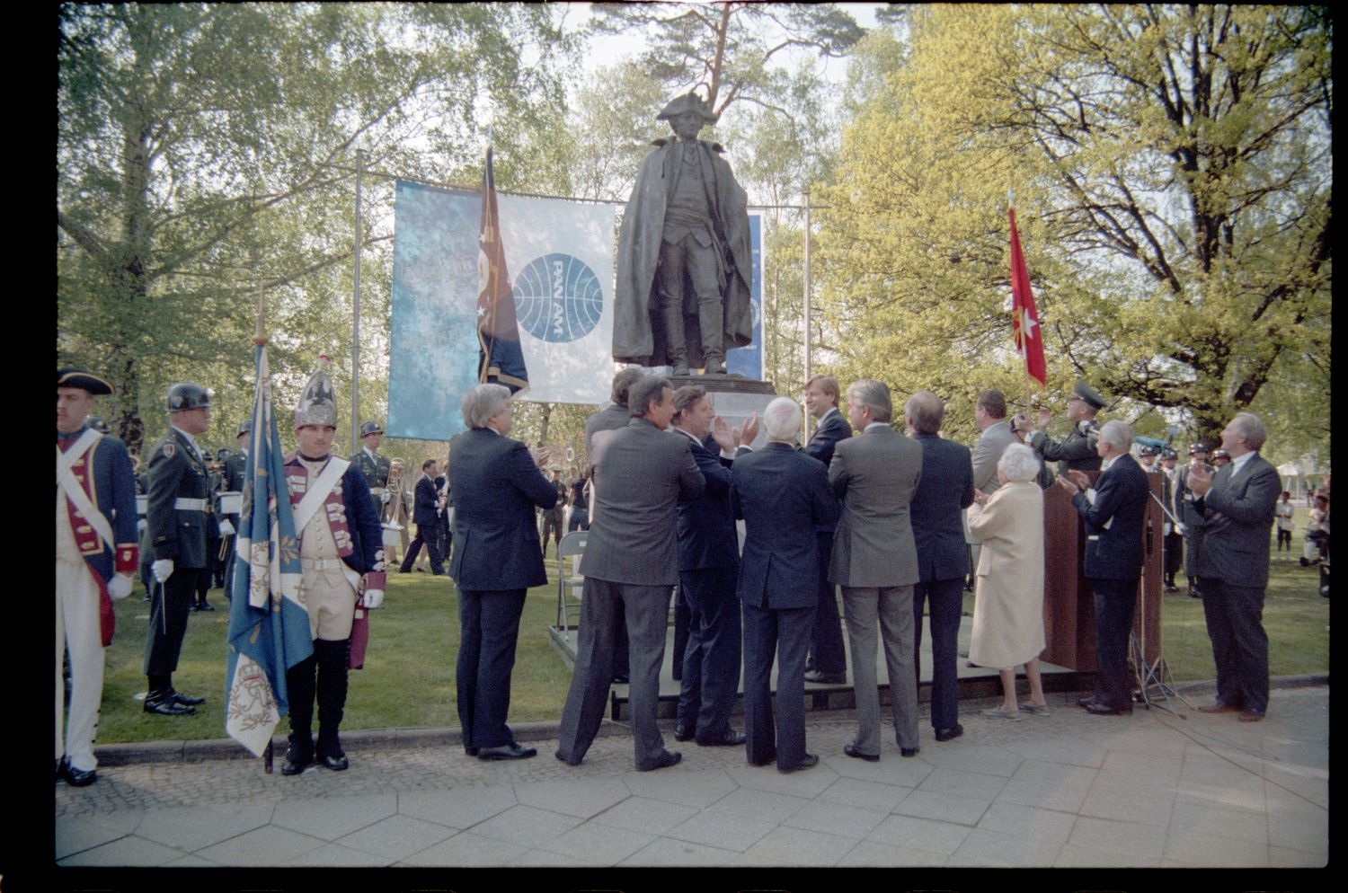 Fotografie: Enthüllung des Denkmals für General Friedrich Wilhelm Baron von Steuben an der Clayallee in Berlin-Dahlem