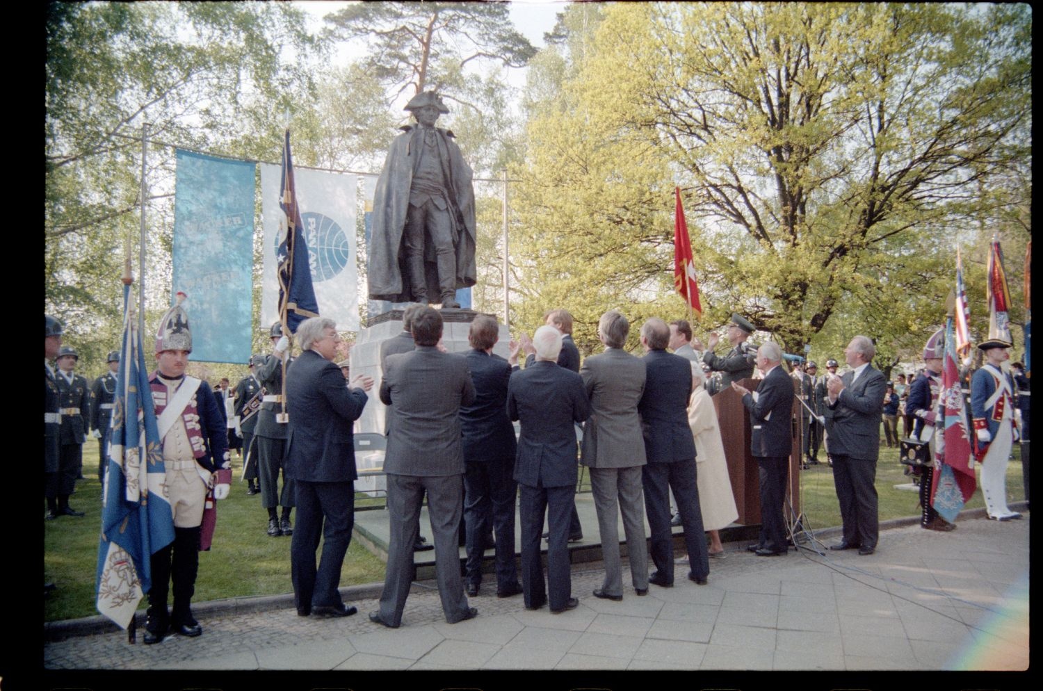 Fotografie: Enthüllung des Denkmals für General Friedrich Wilhelm Baron von Steuben an der Clayallee in Berlin-Dahlem