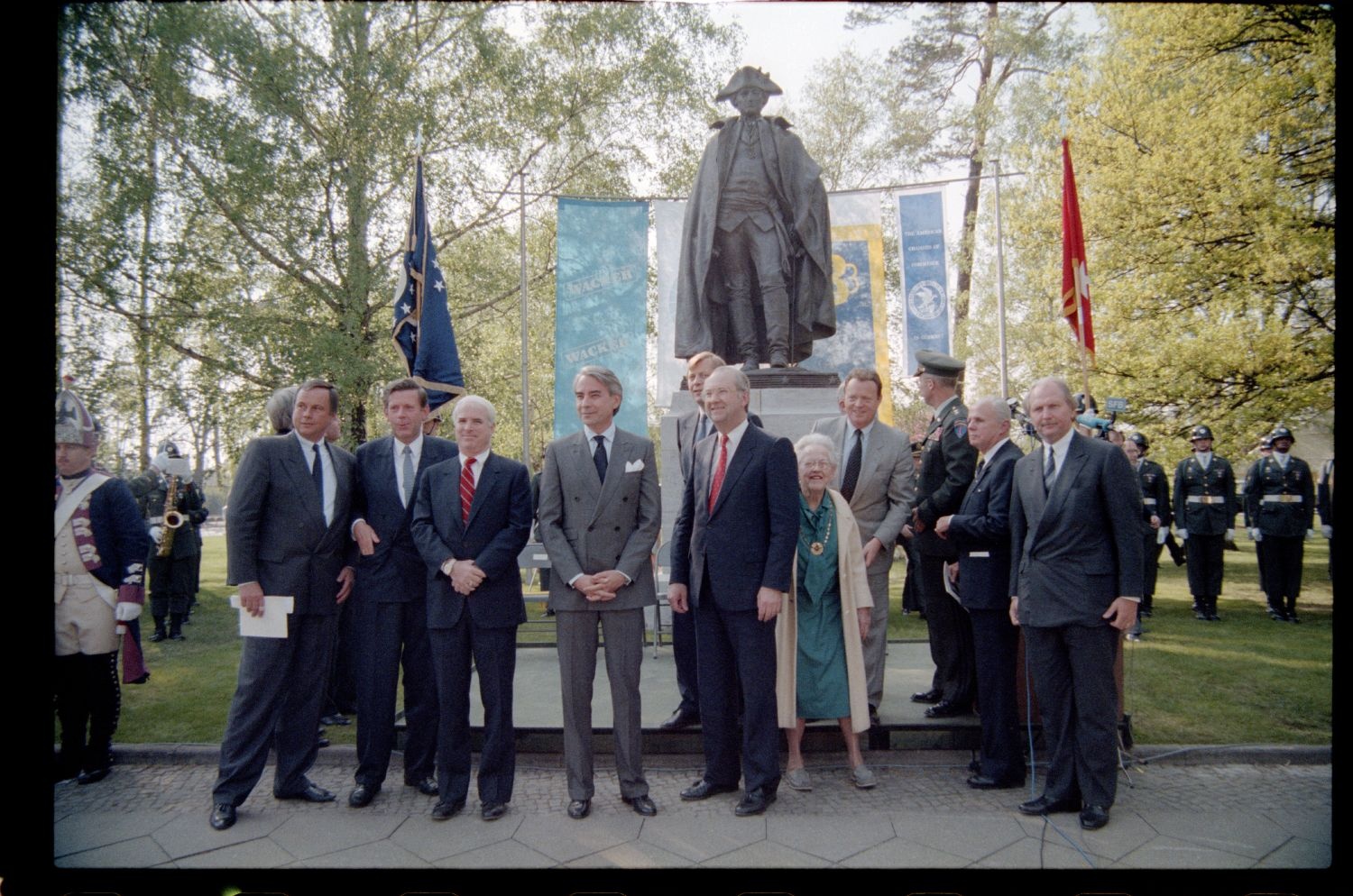 Fotografie: Enthüllung des Denkmals für General Friedrich Wilhelm Baron von Steuben an der Clayallee in Berlin-Dahlem