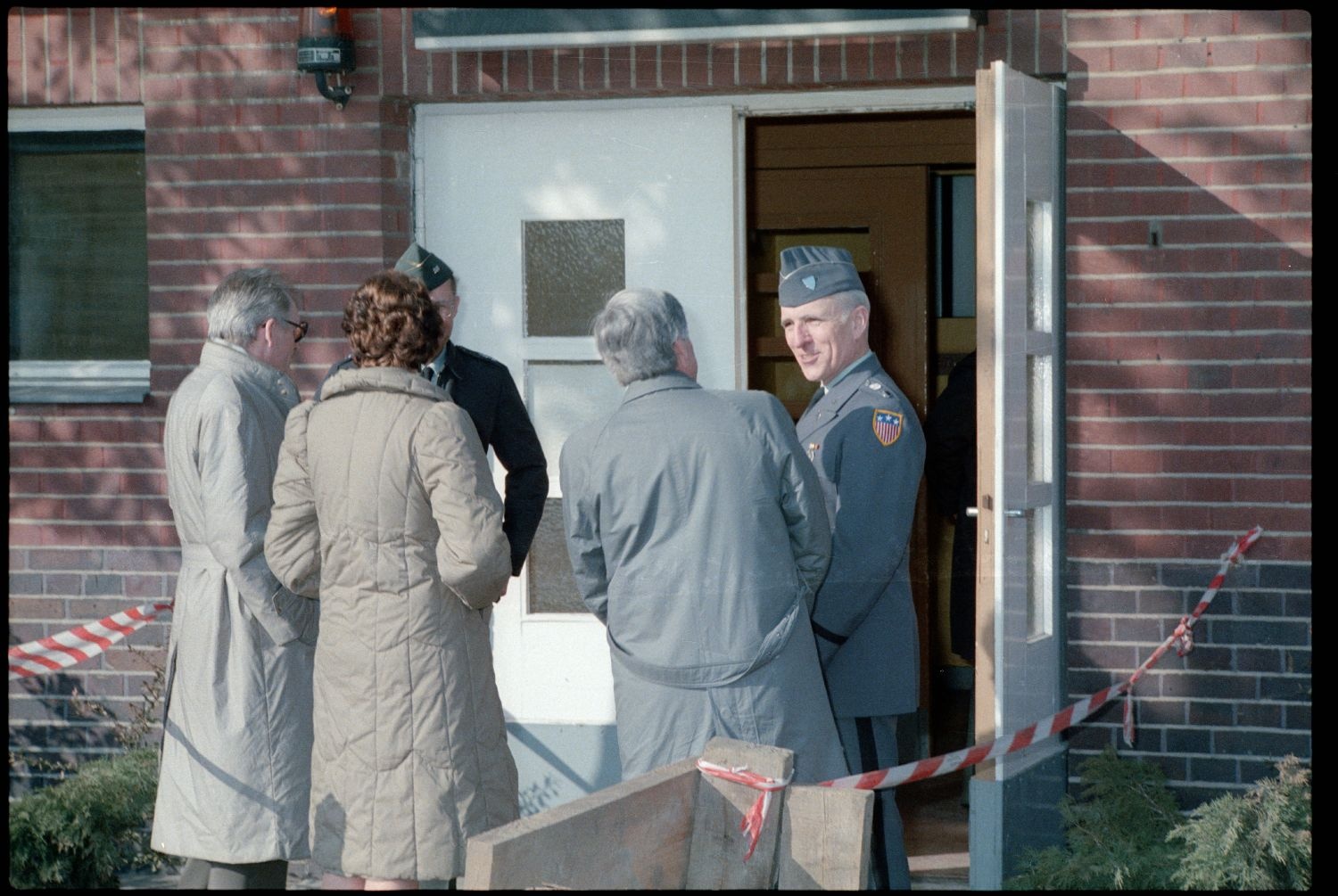 Fotografie: Besuch von Eberhard Diepgen, Regierender Bürgermeister von Berlin, beim 6941st Guard Battalion in Berlin-Lichterfelde