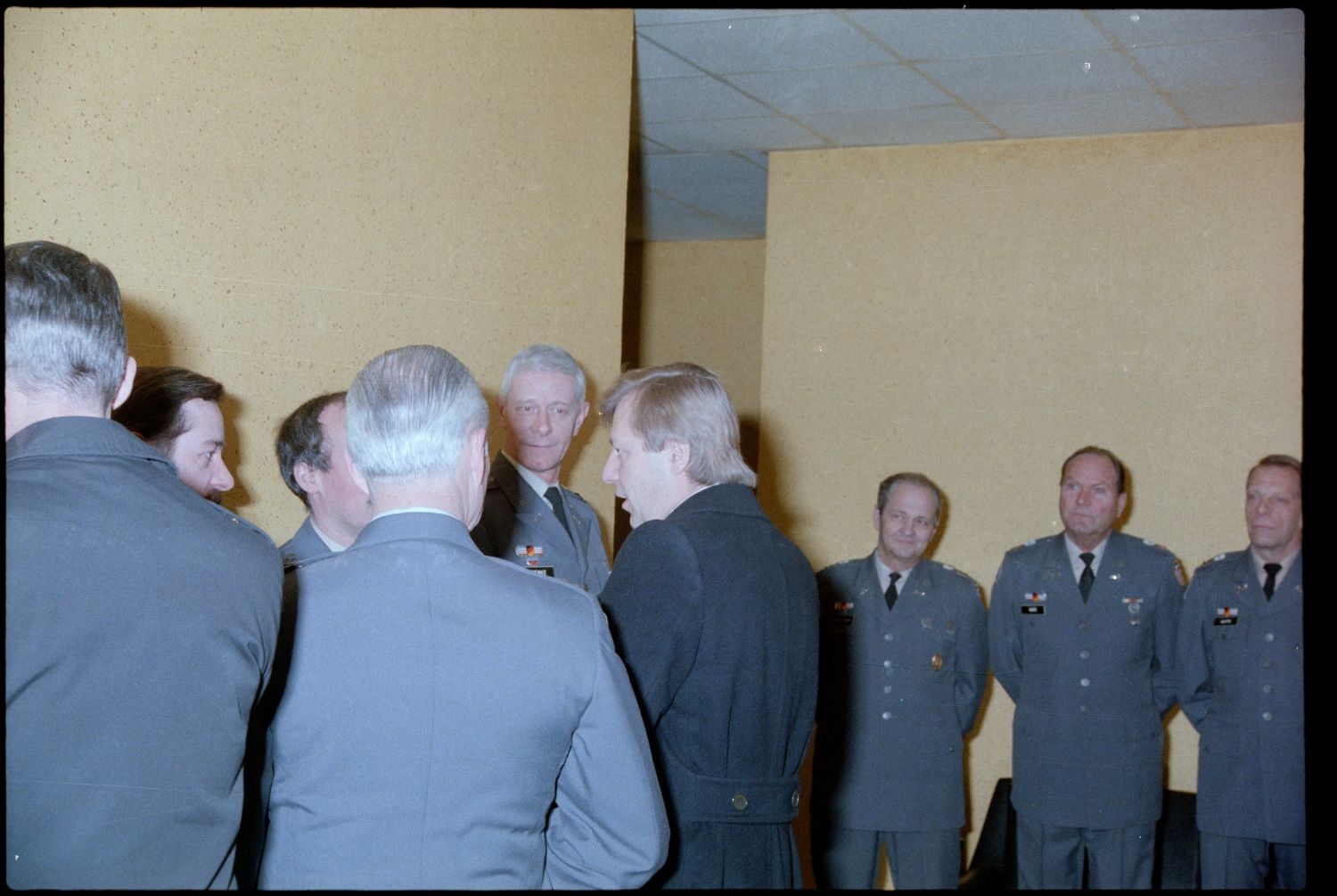 Fotografie: Besuch von Eberhard Diepgen, Regierender Bürgermeister von Berlin, beim 6941st Guard Battalion in Berlin-Lichterfelde