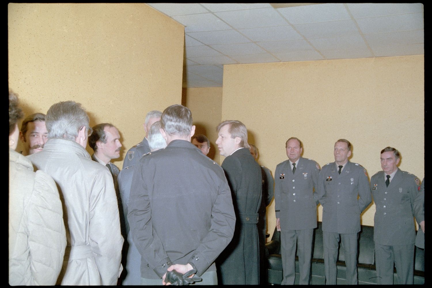 Fotografie: Besuch von Eberhard Diepgen, Regierender Bürgermeister von Berlin, beim 6941st Guard Battalion in Berlin-Lichterfelde