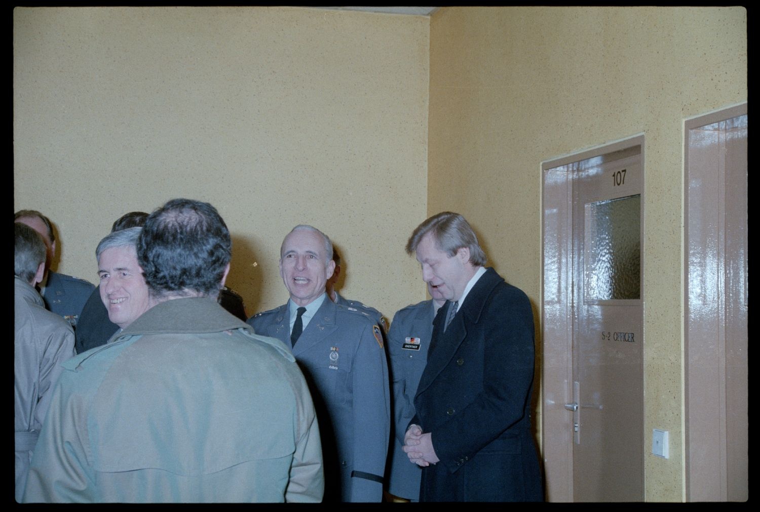 Fotografie: Besuch von Eberhard Diepgen, Regierender Bürgermeister von Berlin, beim 6941st Guard Battalion in Berlin-Lichterfelde