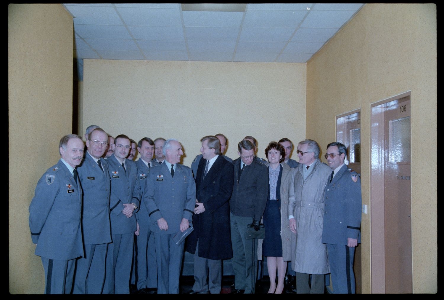 Fotografie: Besuch von Eberhard Diepgen, Regierender Bürgermeister von Berlin, beim 6941st Guard Battalion in Berlin-Lichterfelde