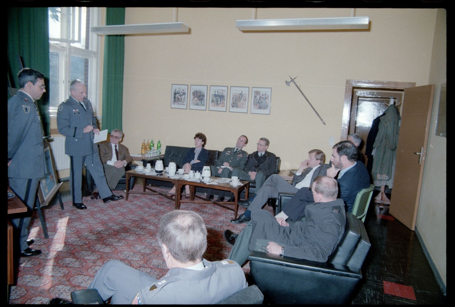 Fotografie: Besuch von Eberhard Diepgen, Regierender Bürgermeister von Berlin, beim 6941st Guard Battalion in Berlin-Lichterfelde