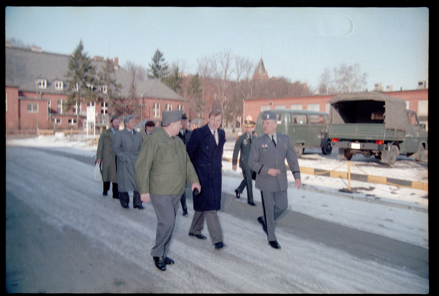 Fotografie: Besuch von Eberhard Diepgen, Regierender Bürgermeister von Berlin, beim 6941st Guard Battalion in Berlin-Lichterfelde