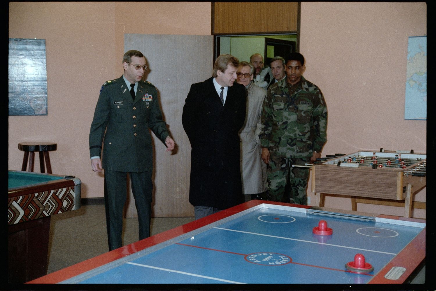 Fotografie: Besuch von Eberhard Diepgen, Regierender Bürgermeister von Berlin, in den McNair Barracks in Berlin-Lichterfelde