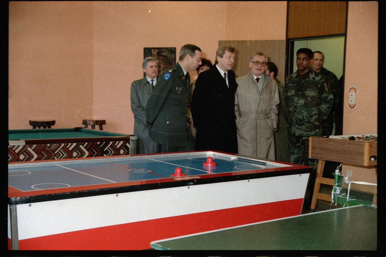 Fotografie: Besuch von Eberhard Diepgen, Regierender Bürgermeister von Berlin, in den McNair Barracks in Berlin-Lichterfelde