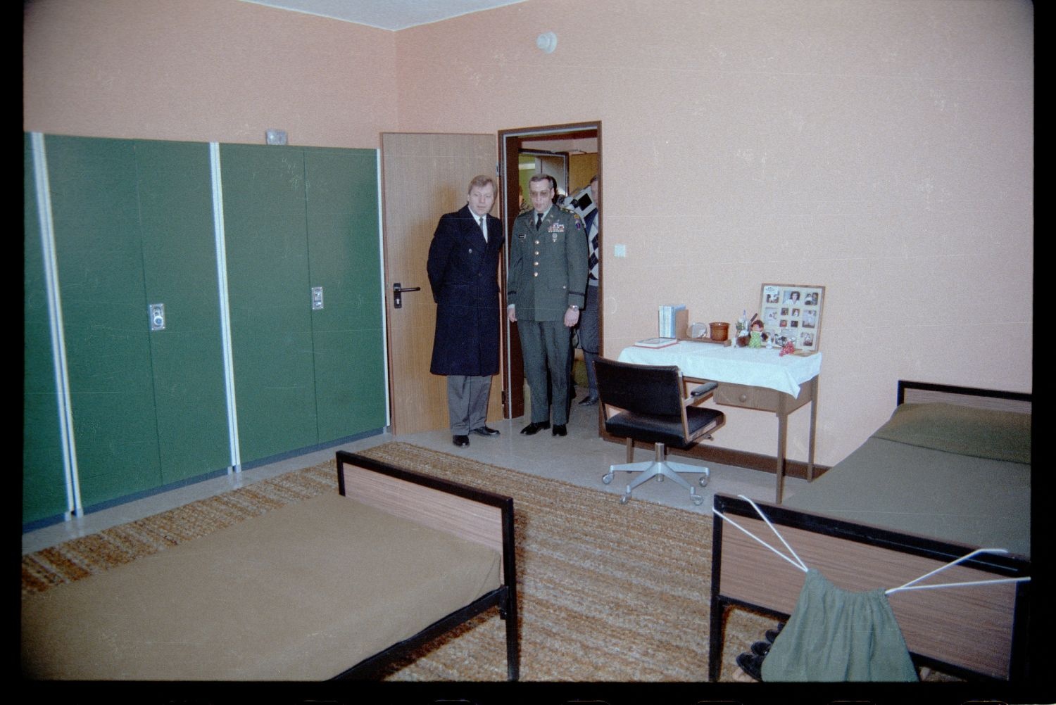 Fotografie: Besuch von Eberhard Diepgen, Regierender Bürgermeister von Berlin, in den McNair Barracks in Berlin-Lichterfelde