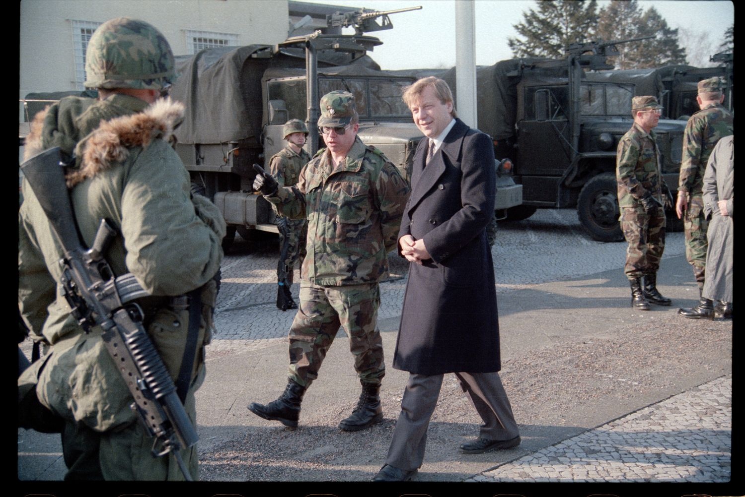 Fotografie: Besuch von Eberhard Diepgen, Regierender Bürgermeister von Berlin, in den McNair Barracks in Berlin-Lichterfelde