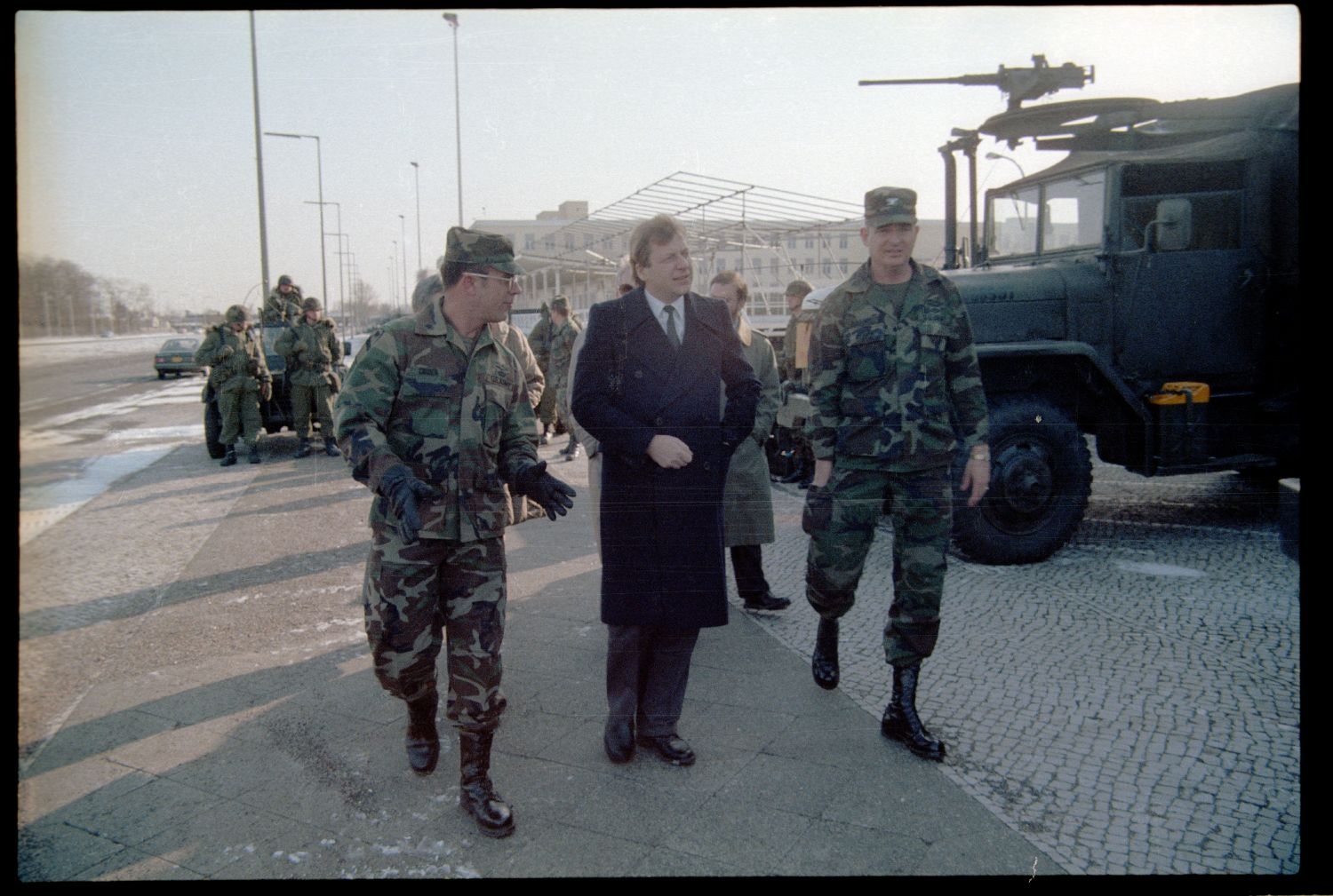 Fotografie: Besuch von Eberhard Diepgen, Regierender Bürgermeister von Berlin, in den McNair Barracks in Berlin-Lichterfelde