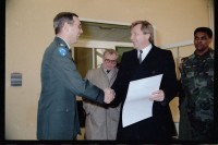 Fotografie: Besuch von Eberhard Diepgen, Regierender Bürgermeister von Berlin, in den McNair Barracks in Berlin-Lichterfelde