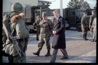 Fotografie: Besuch von Eberhard Diepgen, Regierender Bürgermeister von Berlin, in den McNair Barracks in Berlin-Lichterfelde