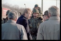 Fotografie: Besuch von Eberhard Diepgen, Regierender Bürgermeister von Berlin, in den McNair Barracks in Berlin-Lichterfelde