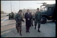 Fotografie: Besuch von Eberhard Diepgen, Regierender Bürgermeister von Berlin, in den McNair Barracks in Berlin-Lichterfelde
