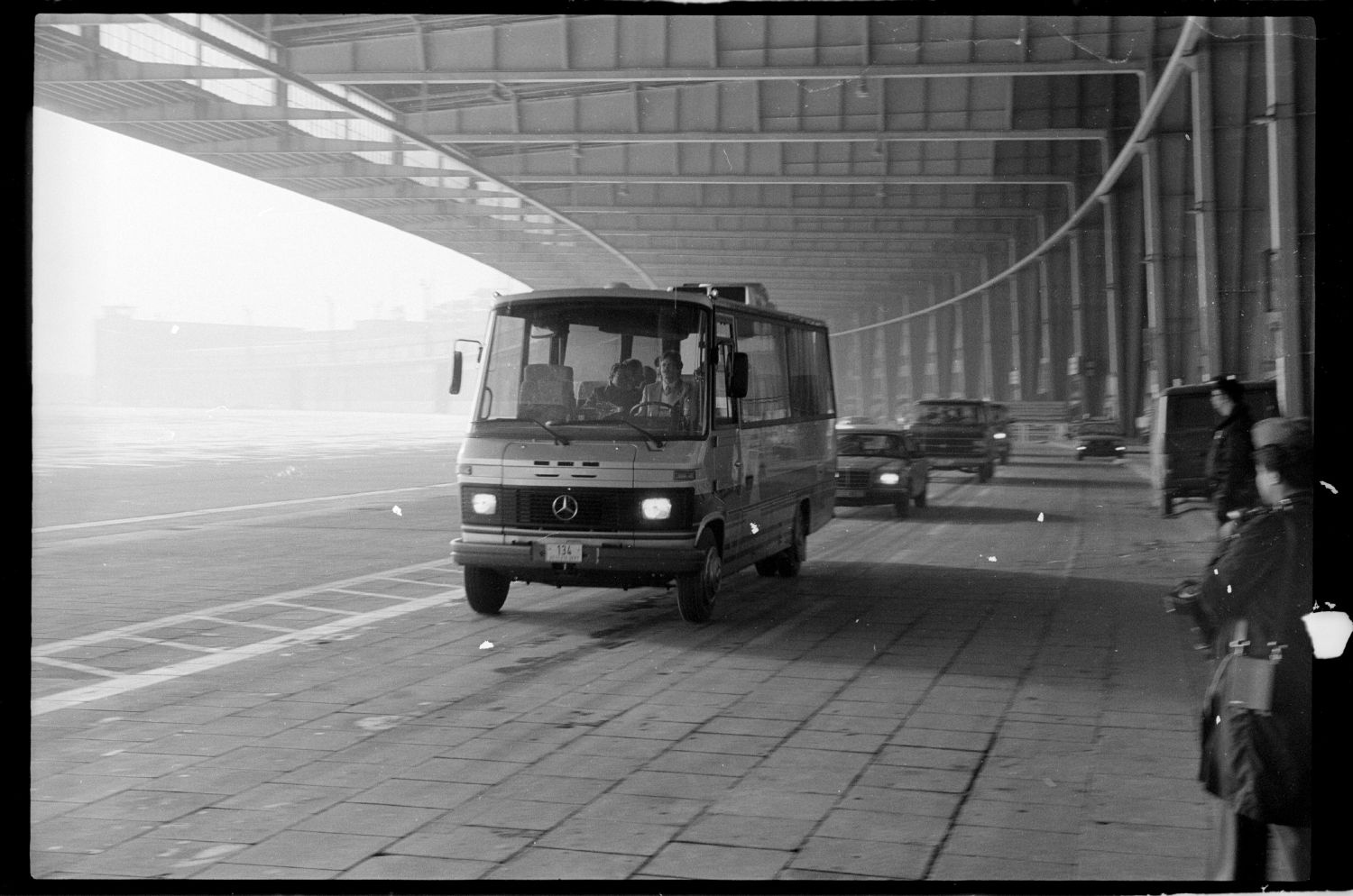 s/w-Fotografie: Agentenaustausch auf der Glienicker Brücke