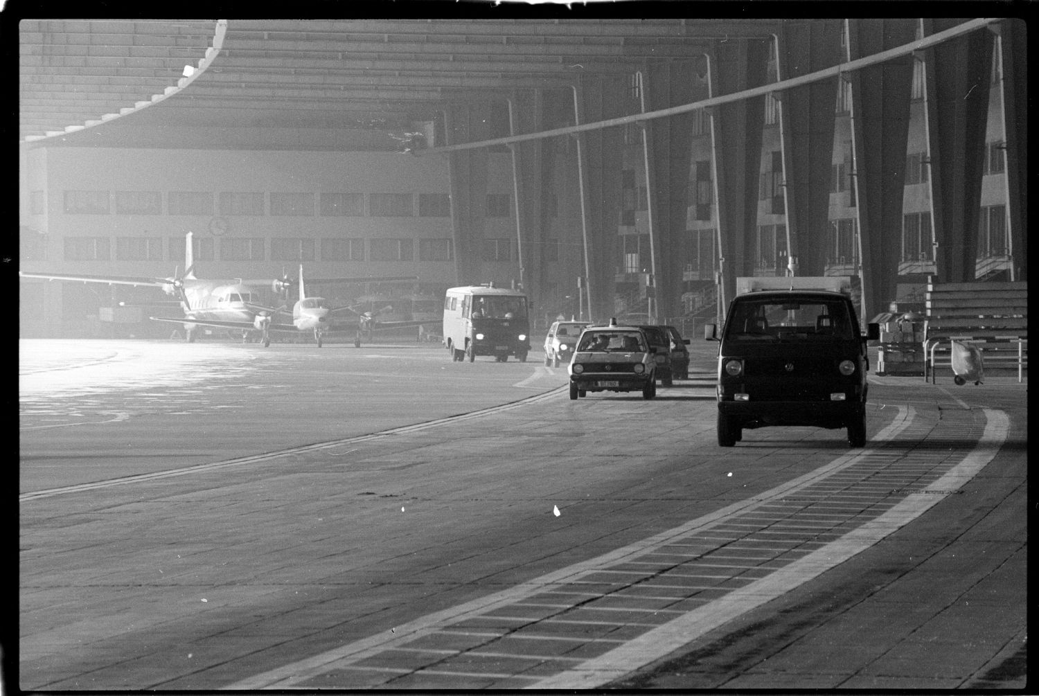 S/w-Fotografie: Agentenaustausch auf der Glienicker Brücke