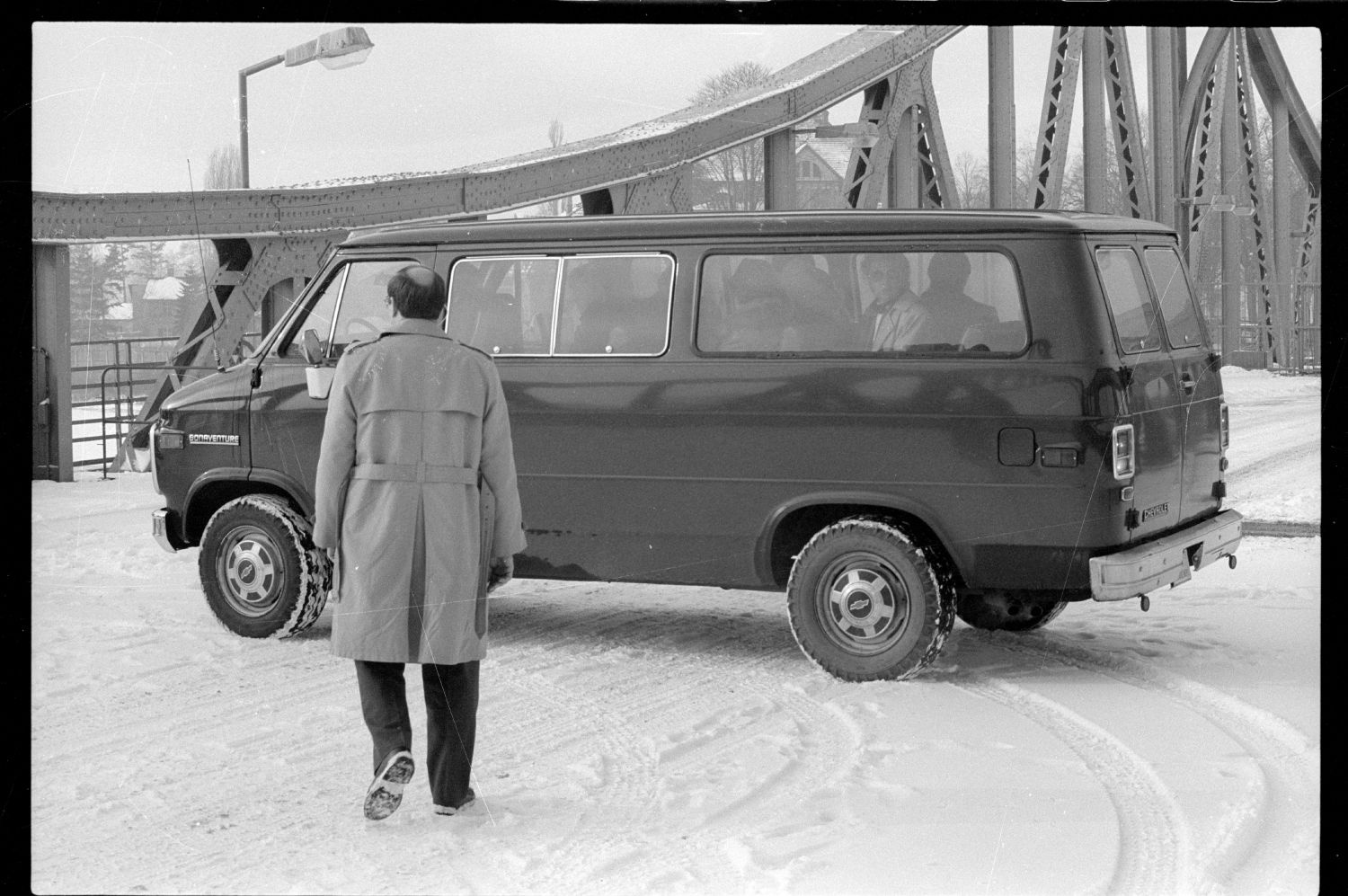 S/w-Fotografie: Agentenaustausch auf der Glienicker Brücke