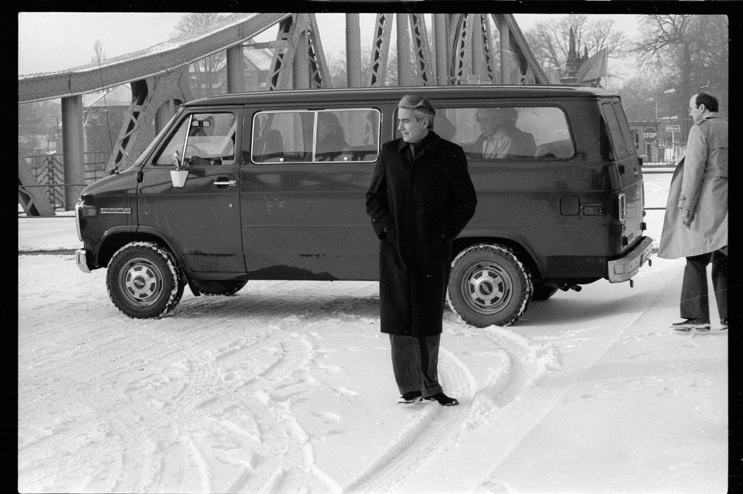 S/w-Fotografie: Agentenaustausch auf der Glienicker Brücke