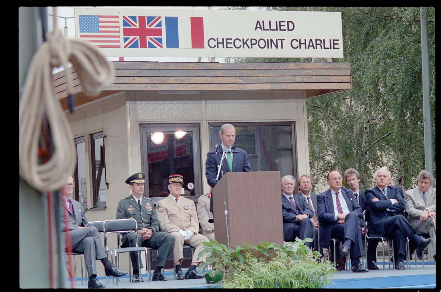 Fotografie: Abbau des Alliierten Kontrollhäuschens vom Checkpoint Charlie in Berlin-Kreuzberg