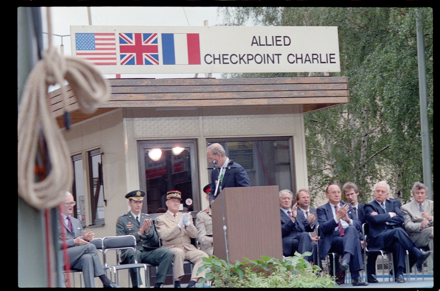 Fotografie: Abbau des Alliierten Kontrollhäuschens vom Checkpoint Charlie in Berlin-Kreuzberg