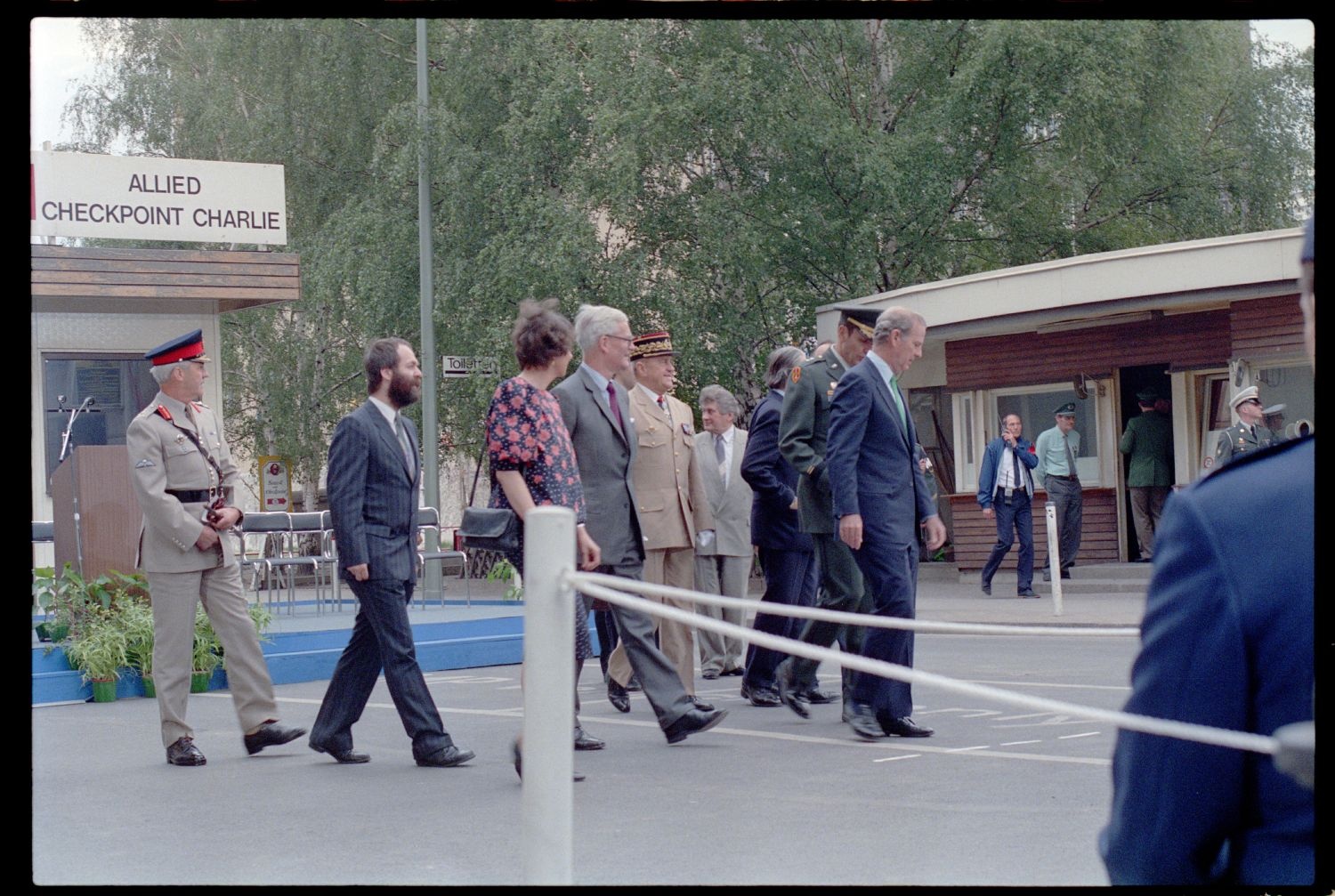 Fotografie: Abbau des Alliierten Kontrollhäuschens vom Checkpoint Charlie in Berlin-Kreuzberg