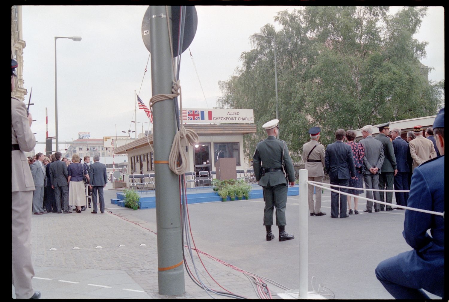 Fotografie: Abbau des Alliierten Kontrollhäuschens vom Checkpoint Charlie in Berlin-Kreuzberg