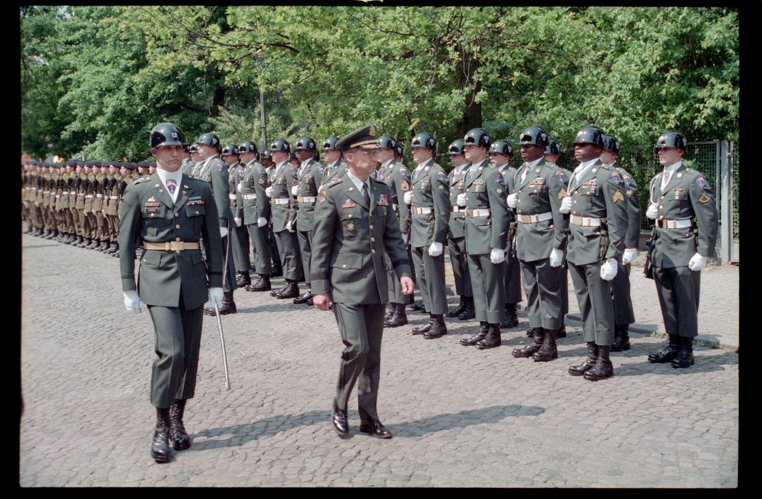 Fotografie: Offizielle Verabschiedung von US-Stadtkommandant Major General John H. Mitchell in Berlin-Dahlem