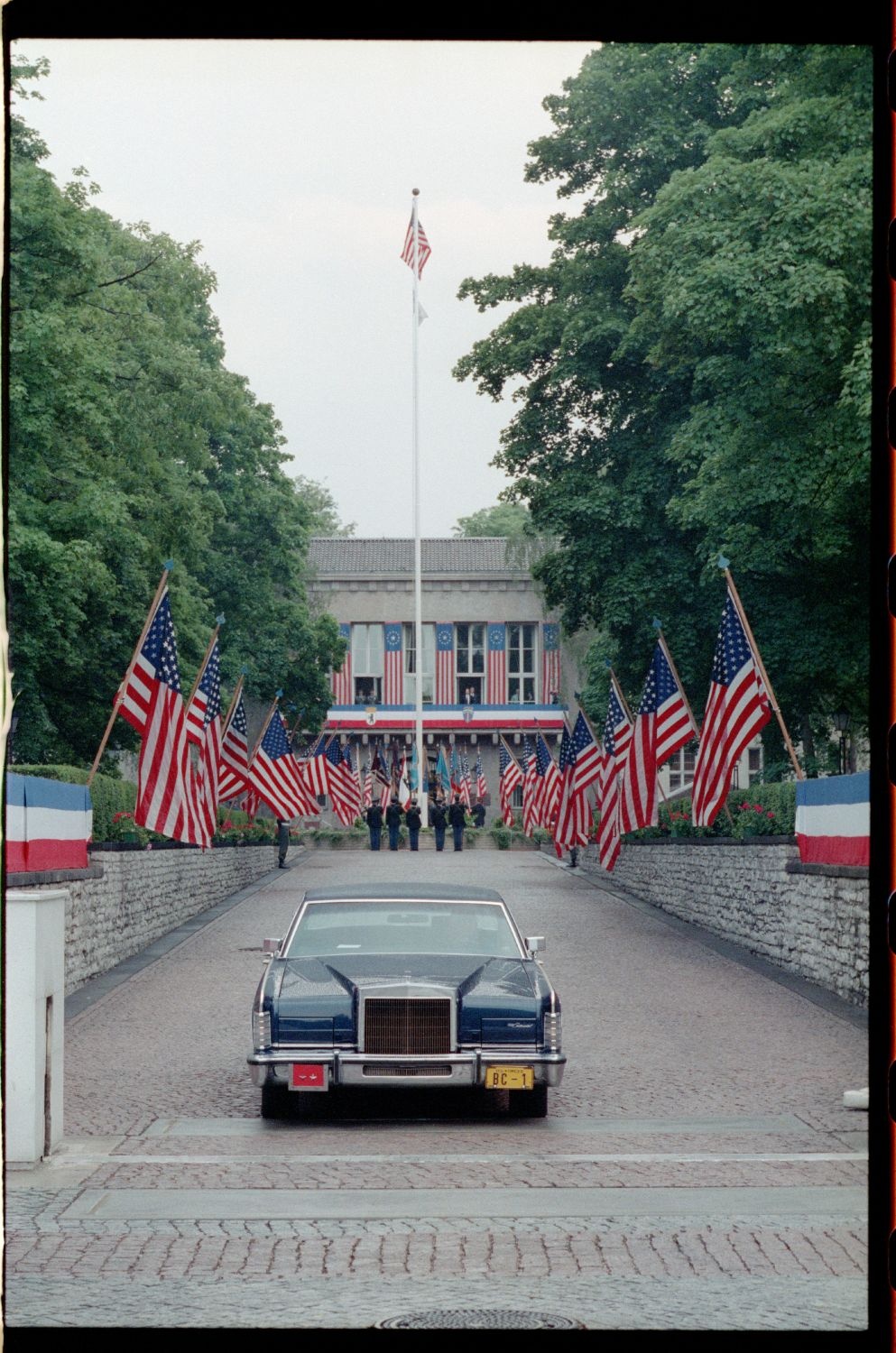 Fotografie: Kommandoübergabe von US-Stadtkommandant Major General John H. Mitchell an Major General Raymond E. Haddock in West-Berlin