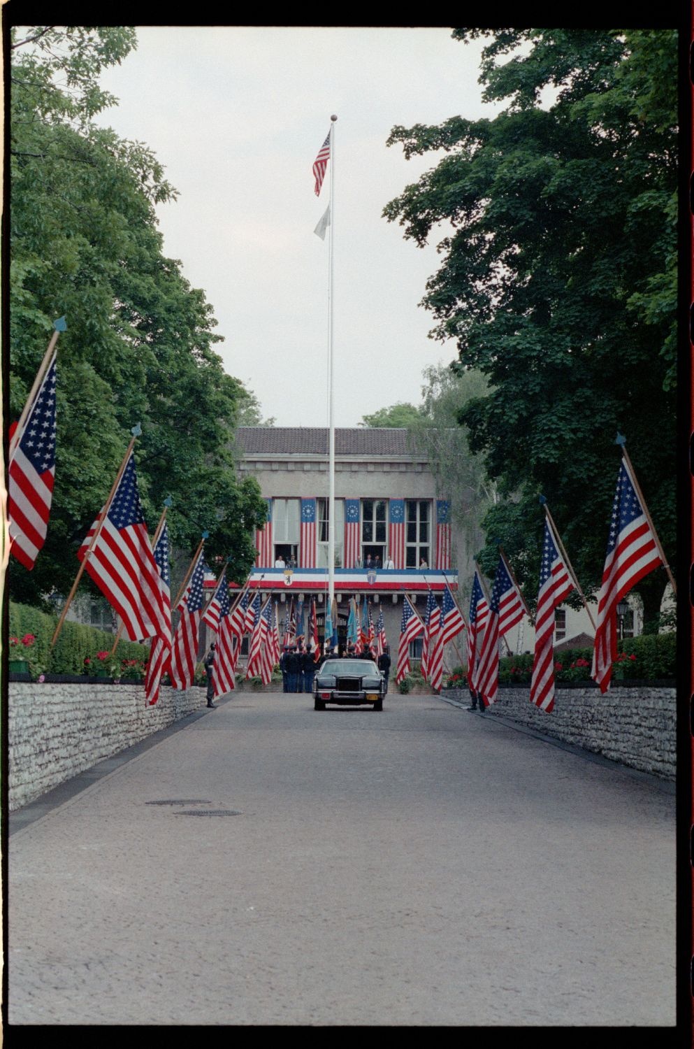 Fotografie: Kommandoübergabe von US-Stadtkommandant Major General John H. Mitchell an Major General Raymond E. Haddock in West-Berlin