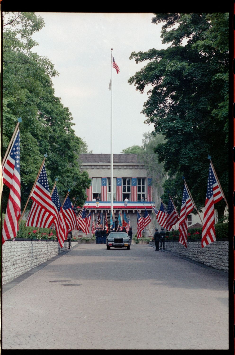 Fotografie: Kommandoübergabe von US-Stadtkommandant Major General John H. Mitchell an Major General Raymond E. Haddock in West-Berlin