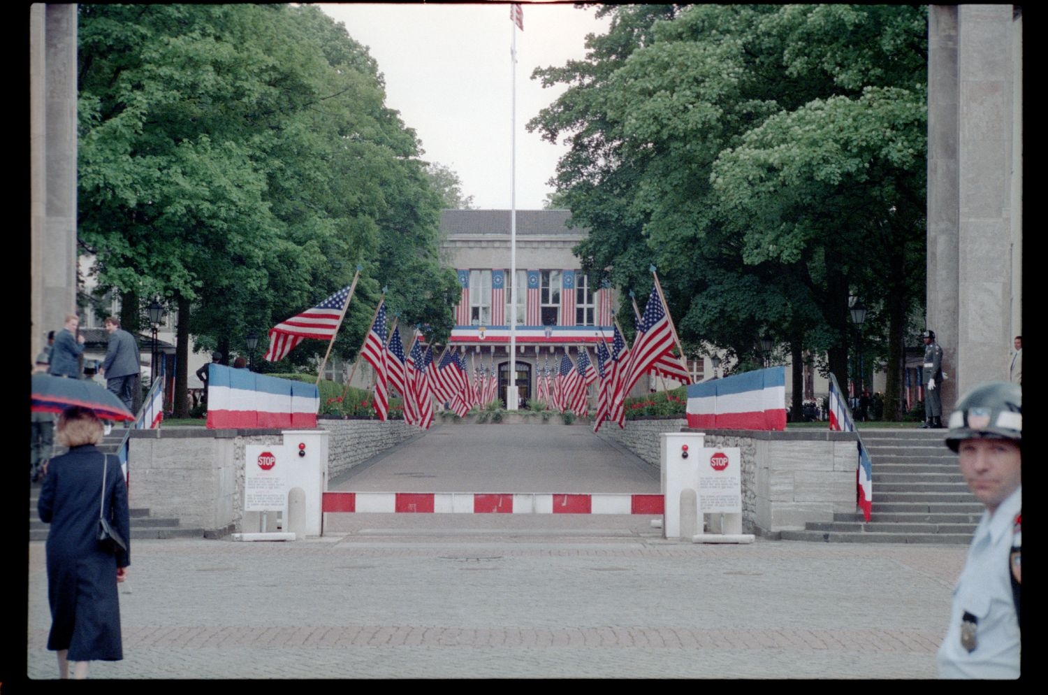 Fotografie: Kommandoübergabe von US-Stadtkommandant Major General John H. Mitchell an Major General Raymond E. Haddock in West-Berlin