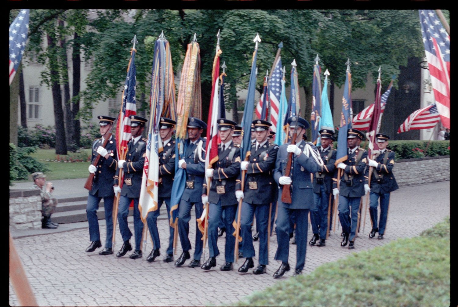 Fotografie: Kommandoübergabe von US-Stadtkommandant Major General John H. Mitchell an Major General Raymond E. Haddock in West-Berlin