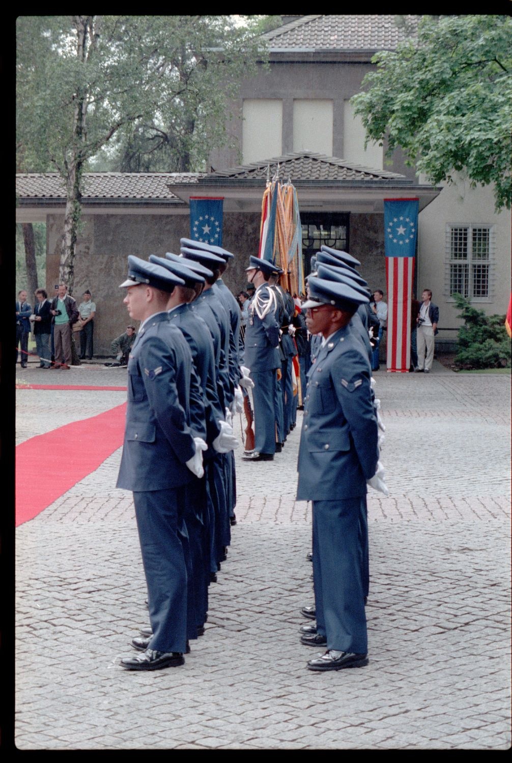 Fotografie: Kommandoübergabe von US-Stadtkommandant Major General John H. Mitchell an Major General Raymond E. Haddock in West-Berlin