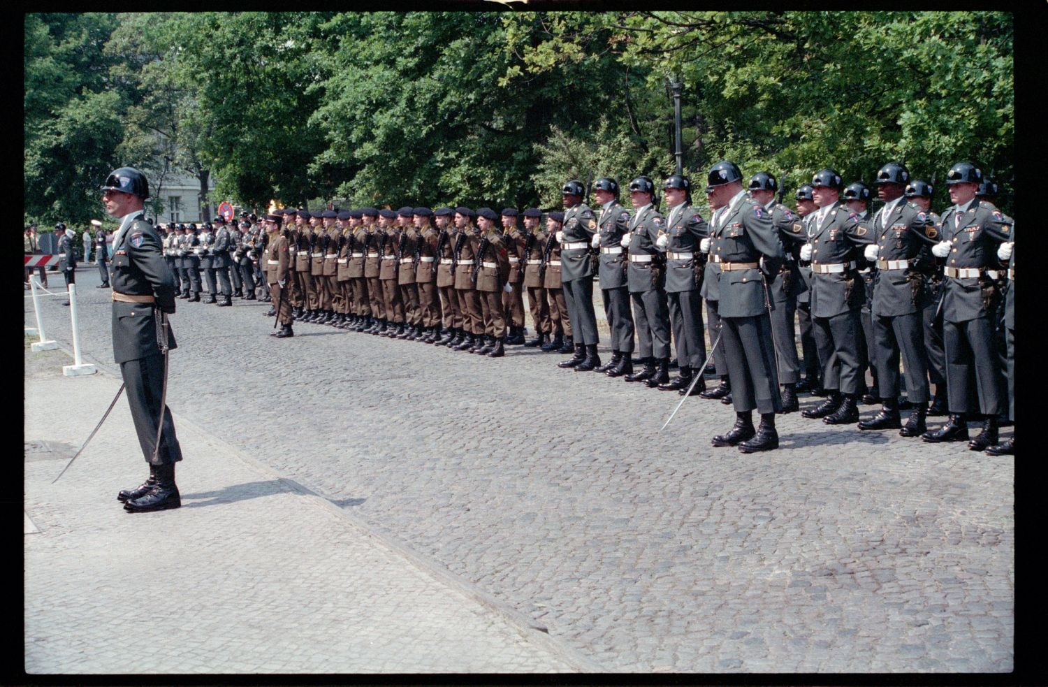 Fotografie: Offizielle Verabschiedung von US-Stadtkommandant Major General John H. Mitchell in Berlin-Dahlem