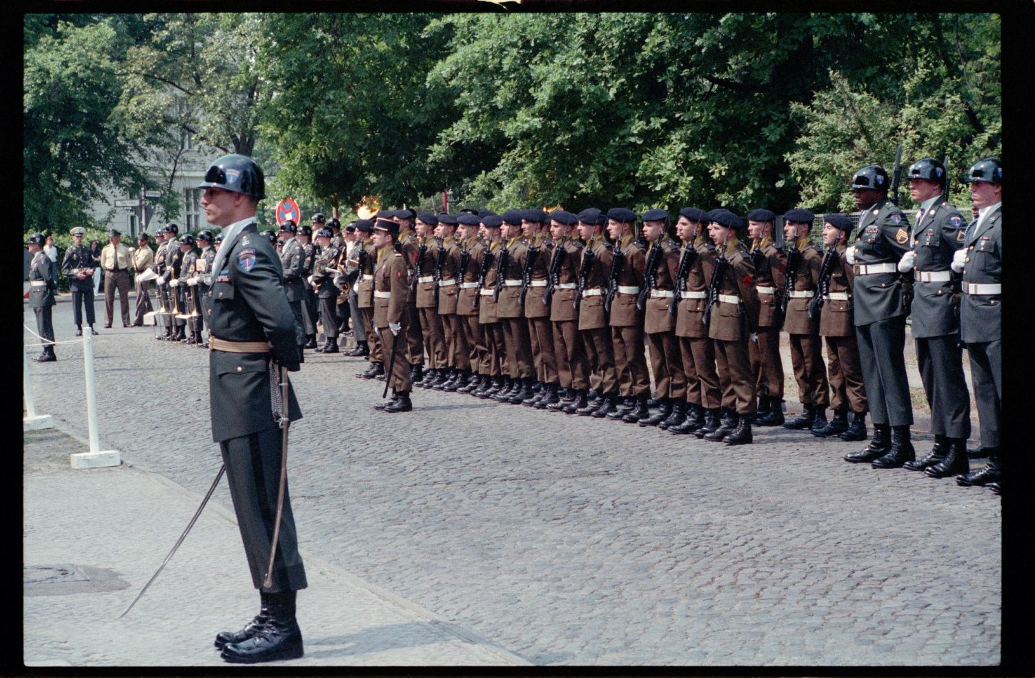 Fotografie: Offizielle Verabschiedung von US-Stadtkommandant Major General John H. Mitchell in Berlin-Dahlem