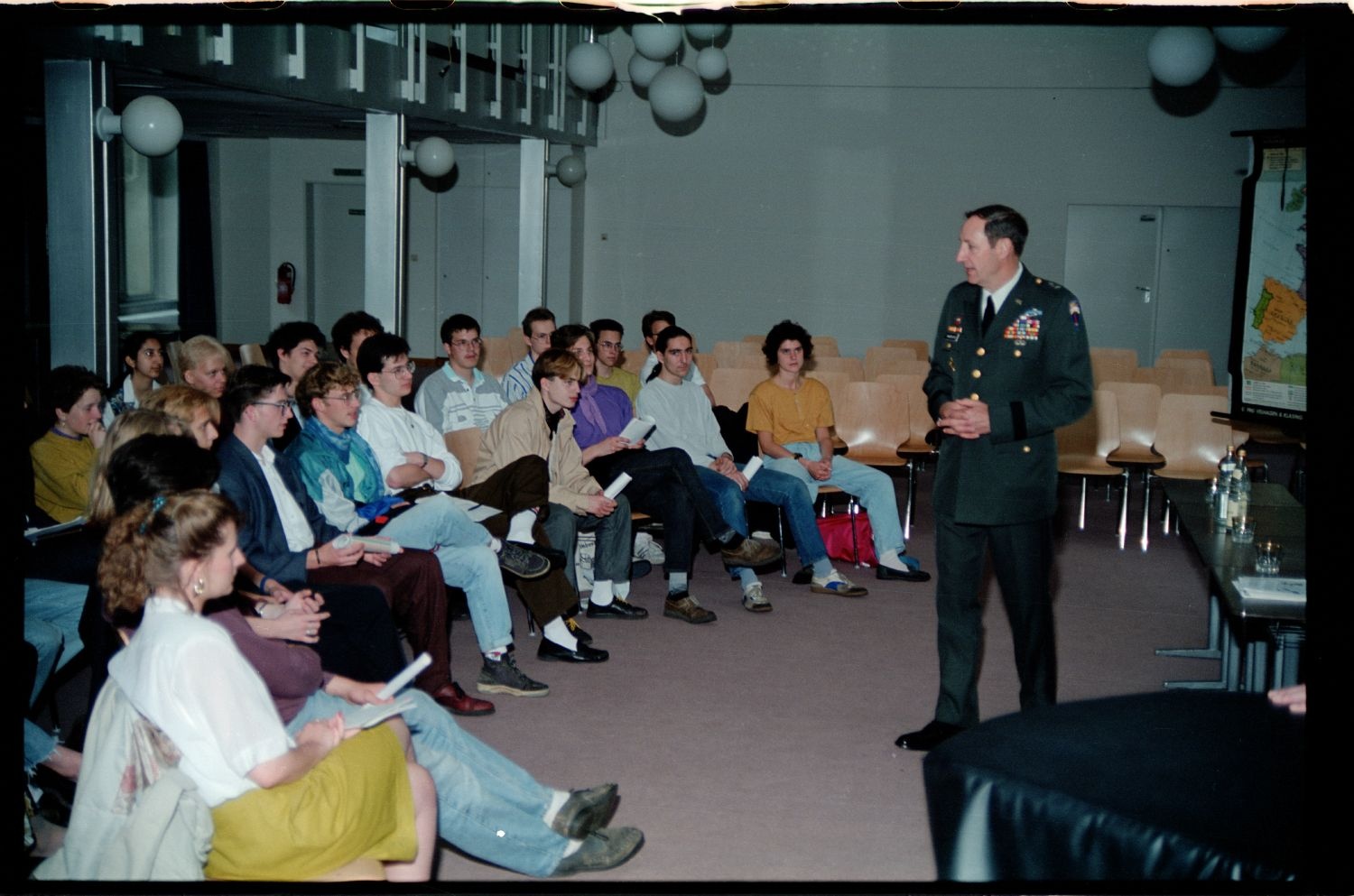 Fotografie: Besuch von US-Stadtkommandant Major General Raymond E. Haddock in einem Gymnasium in West-Berlin