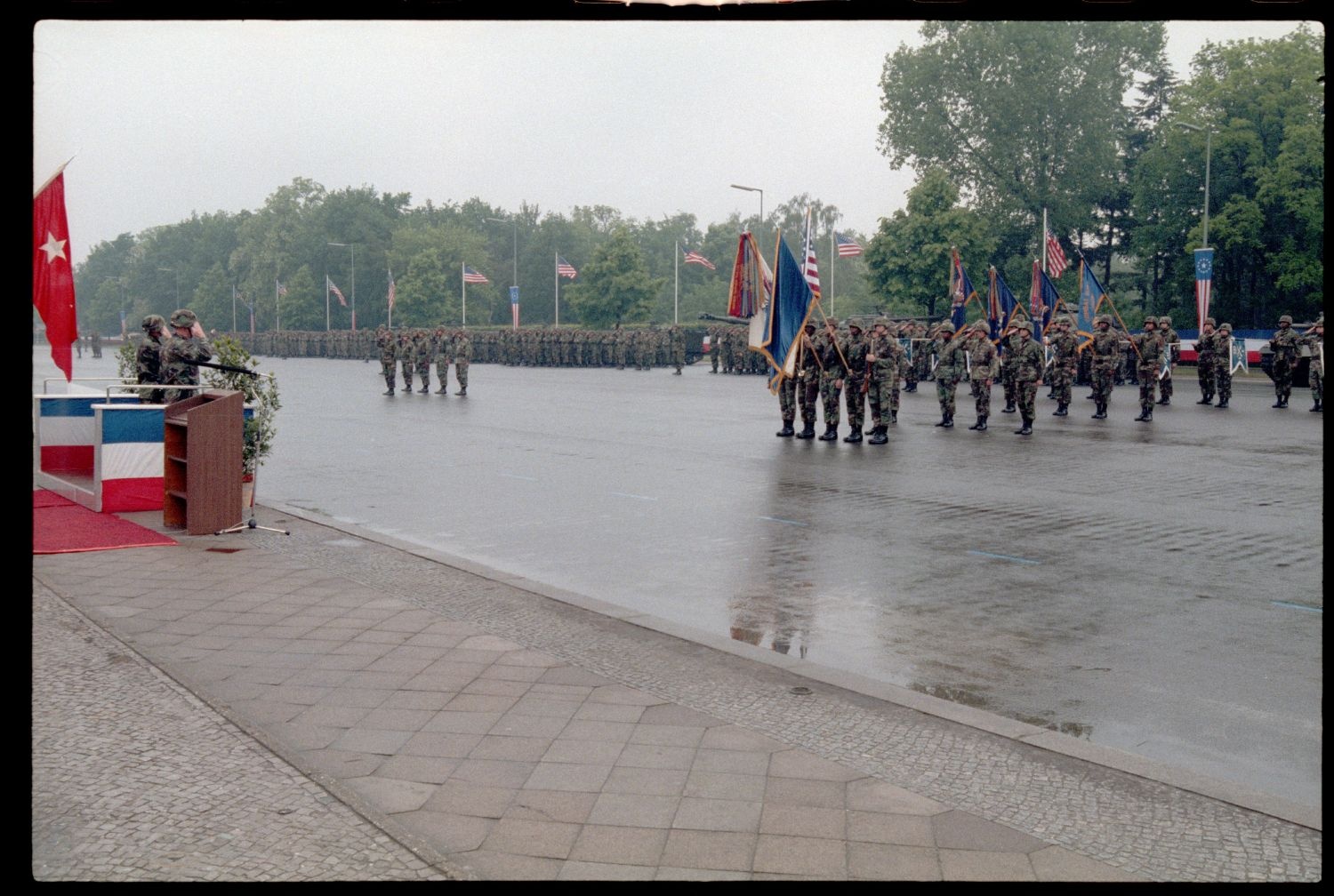 Fotografie: Kommandoübergabe von Brigadier General Thomas N. Griffin Jr., Commander Berlin Brigade, an Brigadier General Jack D. Woodall