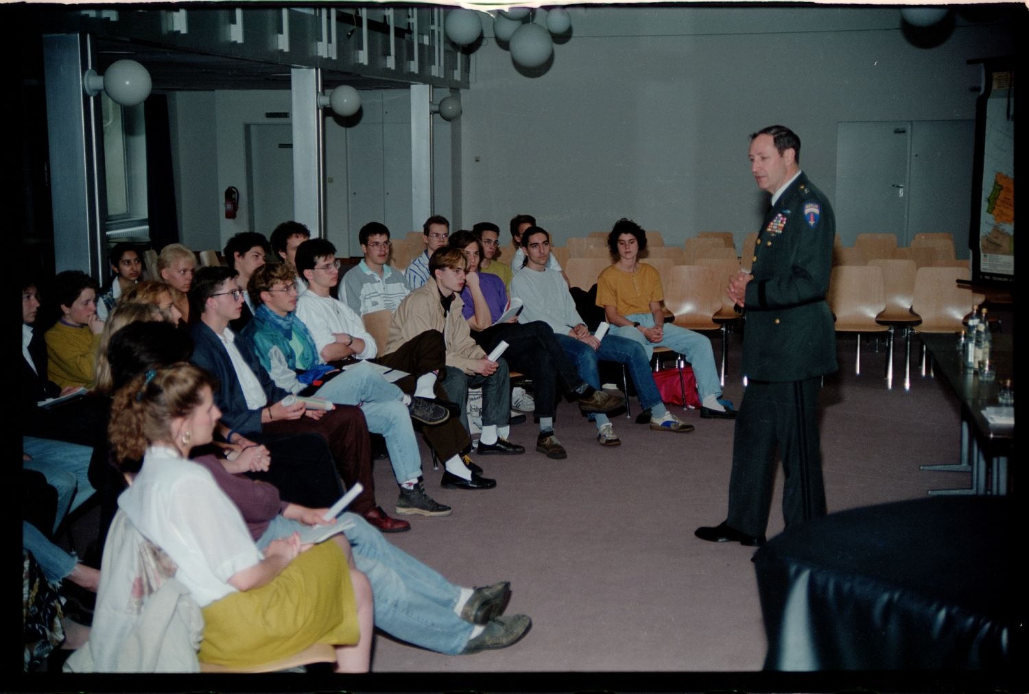 Fotografie: Besuch von US-Stadtkommandant Major General Raymond E. Haddock in einem Gymnasium in West-Berlin