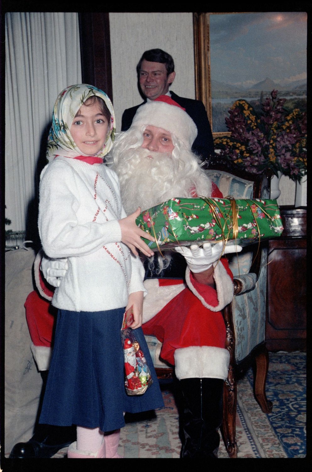 Fotografie: Weihnachtsempfang bei US-Stadtkommandant Major General John H. Mitchell in seiner Residenz in Berlin-Dahlem