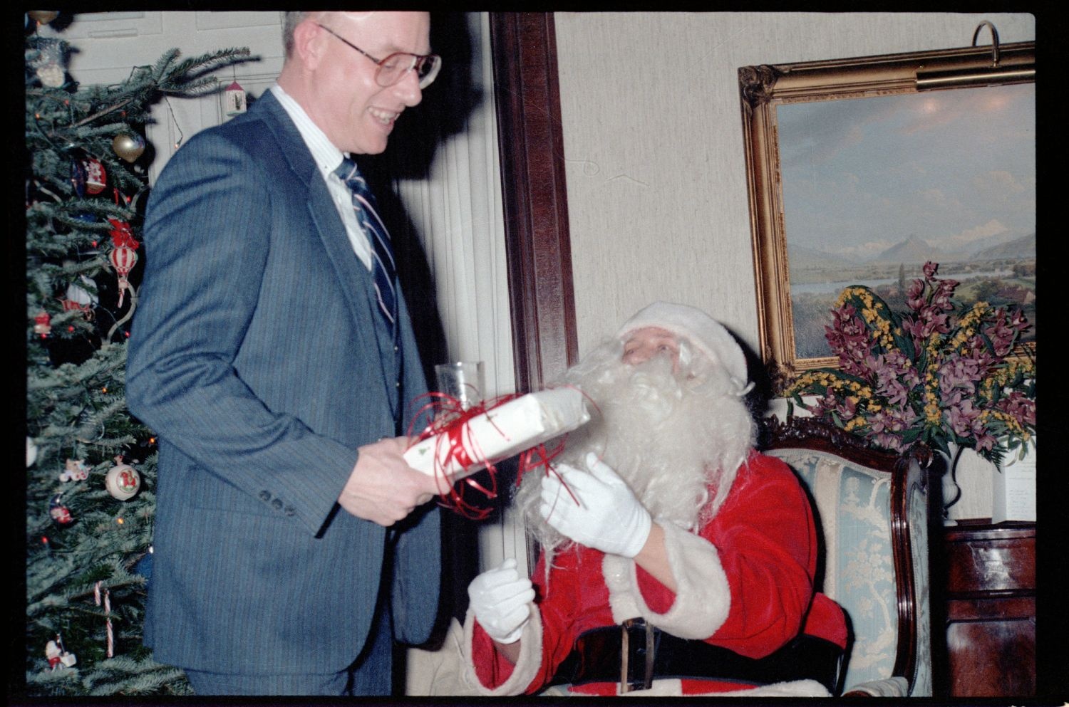 Fotografie: Weihnachtsempfang bei US-Stadtkommandant Major General John H. Mitchell in seiner Residenz in Berlin-Dahlem