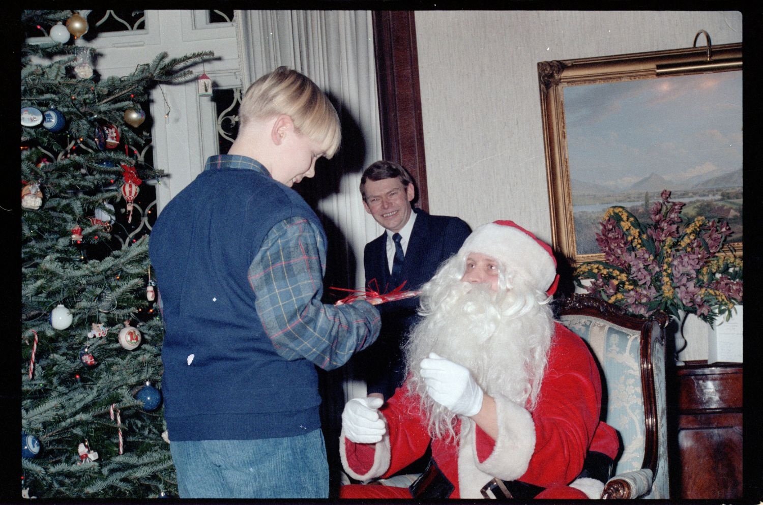 Fotografie: Weihnachtsempfang bei US-Stadtkommandant Major General John H. Mitchell in seiner Residenz in Berlin-Dahlem