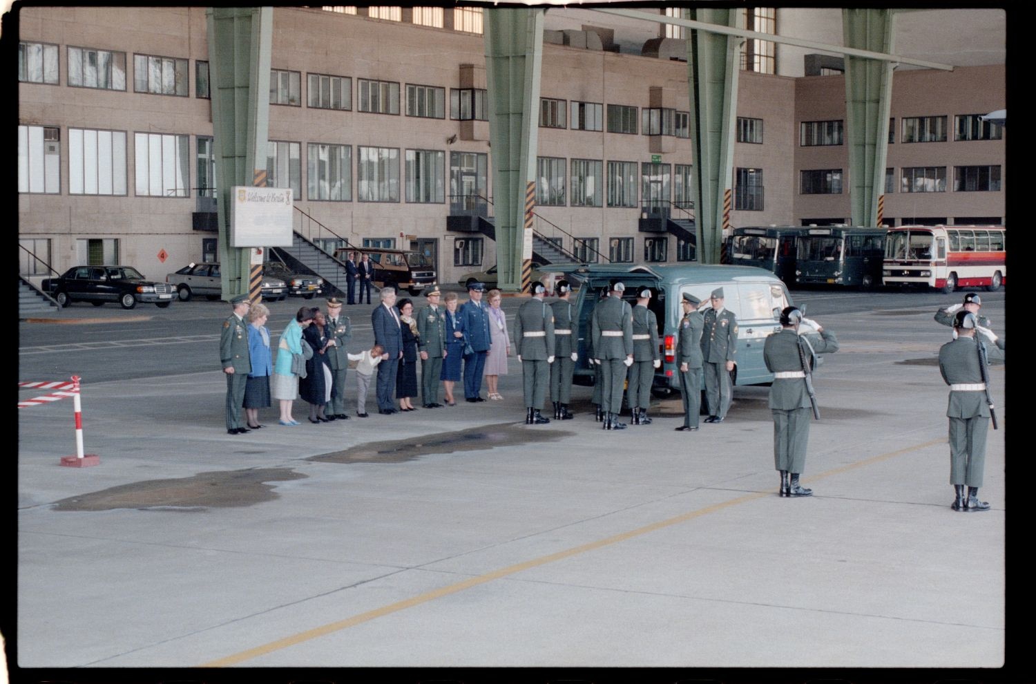 Fotografie: Offizieller Akt zur Überführung der sterblichen Überreste von Staff Sergeant James E. Goins auf dem Flughafen Berlin-Tempelhof